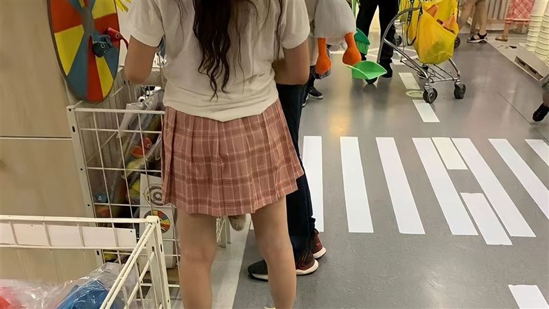 逛賣場驚見短裙妹「有尾巴」　老司機笑了