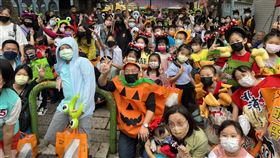 歡慶萬聖節裝扮各出奇招！新北曾進益化身南瓜叔叔與里民同樂