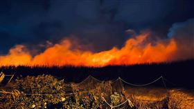 澎湖馬公西文里雜草火警  夜空紅通通澎湖地區29日晚間在馬公西文里電視轉播站後方發生野草火警，強風助長火勢延燒，夜空一片通紅，直到晚間9時才獲得控制，事發原因仍由警消調查中。（民眾提供）中央社  111年10月29日