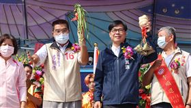 關切大林煉油廠、大林蒲又拚選舉  陳其邁行程滿高雄市長陳其邁（右2）28日除率市府局處首長前往大林煉油廠全面體檢中油設備，晚間在選舉行程後再前往大林蒲關心當地里民訴求，最後又趕往高雄火車站站東路了解工程進度，29日一早還前往議員李順進（左2）競總成立大會，行程滿檔。（陳其邁競總提供）中央社記者洪學廣傳真  111年10月29日