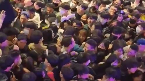 梨泰院傷亡人數破百人　遺體排滿街頭