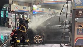 加油車頭突起火竄白煙！員工拿滅火器猛噴
