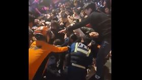 梨泰院恐怖慘踏案「起因畫面曝」！人體疊了2層樓高　想救人救不出來▲。（圖／翻攝自@ha_hello推特）

