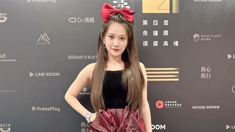 網紅走鐘獎沒穿內褲　爆「割私處」變漂亮