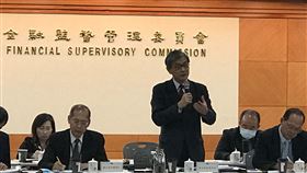 金融負責人資格限制　黃天牧：已檢討放寬金管會主委黃天牧29日表示，金融業負責人應具備資格條件採取正面表列，但科技業的歷練並未列入，為了因應當前科技數位化，6月中旬已交代各局檢討負責人資格條件，增加對科技及新創的認可標準。中央社記者劉姵呈攝 109年6月29日