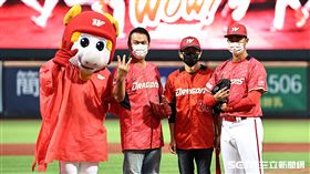 ▲中華職棒季後挑戰賽，味全龍傳奇投手黃平洋受邀開球。（圖／記者劉彥池攝影）