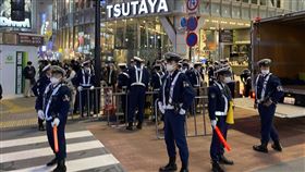 憂萬聖節有人狂歡失序　澀谷大批警察維安東京澀谷區每年萬聖節有許多做特殊裝扮者湧至，今年這樣的人少見，但警方還是出動機動隊員在澀谷車站前維持秩序。中央社記者楊明珠東京攝　109年10月31日