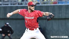 ▲中華職棒季後挑戰賽，味全龍先發投手鋼龍。（圖／記者劉彥池攝影）