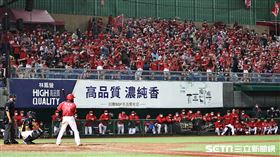 ▲中華職棒季後挑戰賽，天母球場湧進9885位球迷。（圖／記者劉彥池攝影）
