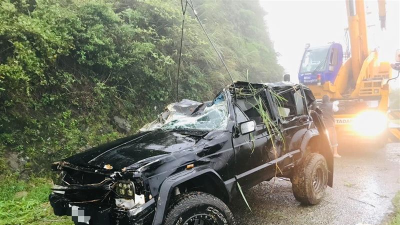 歌手驚傳連人帶車翻落山谷「車子全毀」