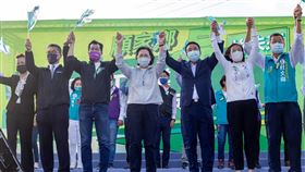 徐定禎百工百業後援會成立  蔡英文站台力挺身兼民進黨主席的總統蔡英文（前中）29日出席黨籍苗栗縣長參選人徐定禎（前右3）的百工百業後援會成立大會，與內政部長徐國勇（前左2）、經濟部長王美花（前左）、立委羅致政（前左3）等人攜手助選。（徐定禎競選總部提供）中央社記者管瑞平傳真  111年10月29日