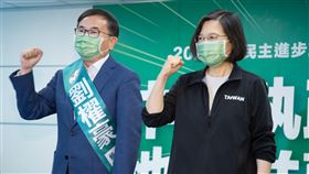 民進黨提名劉櫂豪參選台東縣長（2）民進黨中執會6日通過徵召立委劉櫂豪（左）參選台東縣長，黨主席蔡英文（右）下午在提名記者會中授予競選背帶，期許力拚年底勝選。中央社記者謝佳璋攝  111年7月6日