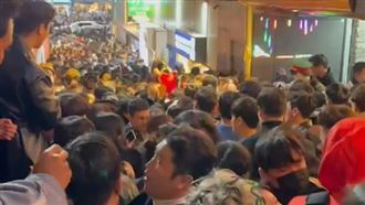 獨／台灣學生還原梨泰院　走10步就被推倒