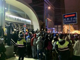 ▲防止梨泰院慘劇再發生，台北市信義分局表示，2022年101跨年煙火晚會維安，將會更加強。（圖／翻攝畫面）