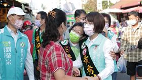 黃秀芳赴社頭市場掃街拜票選舉進入倒數階段，民進黨彰化縣長參選人黃秀芳（前右）29日前往社頭鄉公有零售市場掃街拜票，爭取民眾支持認同。（黃秀芳團隊提供）中央社記者蕭博陽彰化縣傳真  111年10月29日