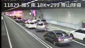 ▲國道5號北上21公里處雪山隧到內，30日晚間10點15分，發生一起轎車起火事件。（圖／翻攝畫面）