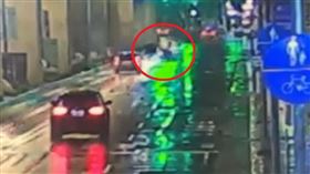 機車,新北,板橋,亞東醫院,追撞（圖／翻攝畫面）