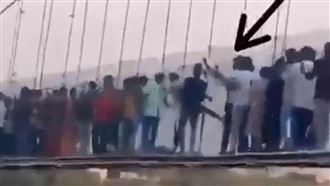 印度吊橋斷裂逾百死　整修後未獲准就開放