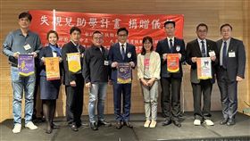 同星扶輪社社長與失親兒基金會顧美德執行長合照