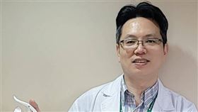 蔡秉儒醫師建議，預防龜頭包皮炎，教導小男孩正確清潔、如廁習慣最重要。（圖／阮綜合醫院提供）