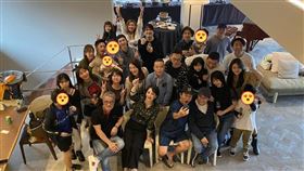 郁方（中下）舉辦51歲壽宴，眾星雲集攜家帶眷。（圖／翻攝自郁方臉書）