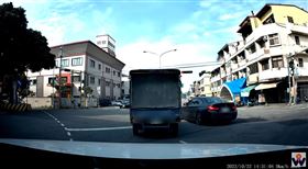 台中市，霧峰，搶快並排，左轉，駕駛目擊歡呼　（圖／翻攝自WoWtchout-地圖型行車影像分享平台）