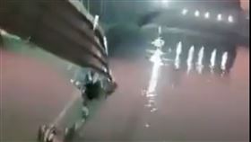 印度,吊橋,墜河,墜落,喪命,https://twitter.com/BaraiyaVijayk88/status/1586784989282471937