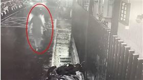 ▲許姓男子疑似因不滿邱姓男子擋道，2人因此爆發肢體衝突，事後許男更被警方抓包酒駕。（圖／翻攝畫面）