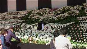 梨泰院154死　民眾弔唁萬聖節受害者（圖／AP授權）