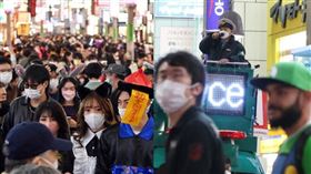 日本出動「DJ警察」控管人流。（圖／美聯社／達志影像）