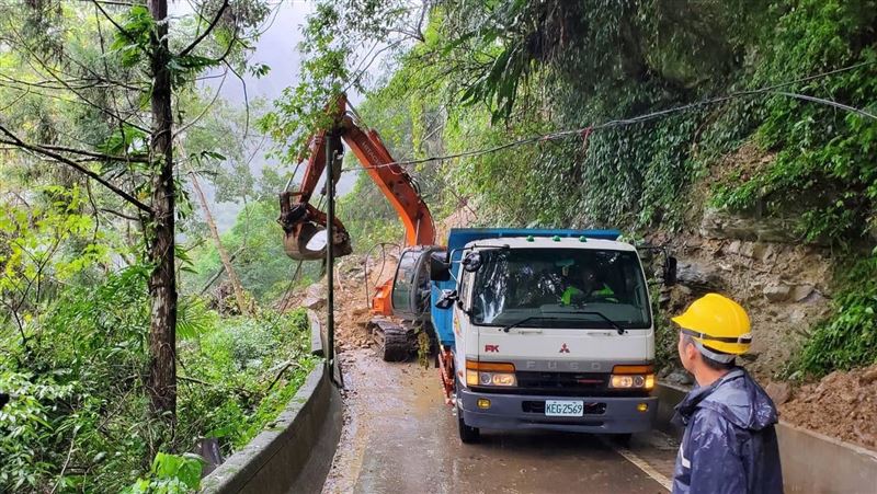 雨彈炸新北！烏來「卡拉模基」土石崩塌