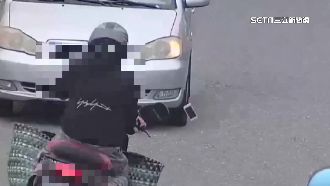 手機放在引擎蓋　路口險撞急煞噴飛才發現