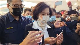 涉貪案首次開庭  林姿妙重申清白宜蘭縣長林姿妙涉貪污等案，宜蘭地方法院31日召開準備程序庭。林姿妙（前）在開庭前受訪時強調自己為人處事清清白白，對今天開庭有信心。中央社記者沈如峰宜蘭縣攝  111年10月31日