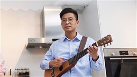 民進黨網路實境節目《一碗麵的時間》今（31）日上架最新一集，邀請新竹縣長候選人周江杰煮一碗客家湯粄條。（圖/民進黨提供）