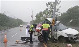 大雨釀禍！花蓮女自撞「車包燈桿」送醫亡