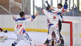 台灣青男曲棍球隊今（31）日在世界全項目滑輪溜冰錦標賽決賽以6比3擊敗美國隊，以7戰全勝之姿奪金，創隊史最佳成績，而郭政佑、許維宏分別獲選MVP和最佳守門員。（圖／翻攝自中華台北滑輪溜冰協會臉書）