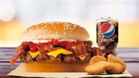 個人超省餐百元起，肉控首選重磅培根牛肉堡餐，搭配四塊雞塊、小杯百事可樂。（圖／品牌提供）