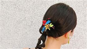 ▲阿白配戴春仔花。（圖/翻攝自阿白 劉胤含臉書粉絲頁）