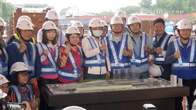 捷運萬大中和線已全面展開施工作業，新北市長侯友宜前往金城機廠工區視察。這裡除了提供列車調度與維修等服務，也將同步興建住宅與商辦大樓，帶動地方發展。