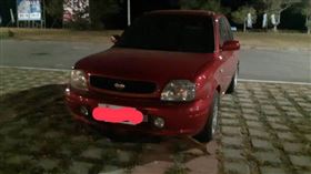 紅色轎車自撞路緣石，成為金門大橋通車後首起事故。（圖／翻攝畫面）