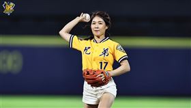 兄弟邀請高球女神丁子云來開球。（圖／）