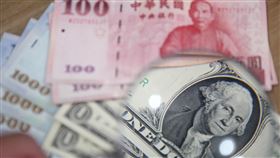 新台幣貶1.44角  收29.05元美國聯準會（Fed）近日釋出加速升息和擴大縮減資產負債表等鷹派訊息以抑制通膨，5月升息2碼機率大增，美元指數近期大漲，新台幣兌美元匯率近日跟著走貶，台北外匯市場新台幣兌美元11日收盤收29.050元，貶1.44角。中央社記者吳家昇攝  111年4月11日