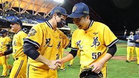 林威助賽後大讚呂彥青是贏球的重要關鍵。（圖／中信兄弟提供）