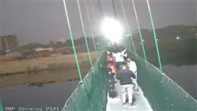 印度,吊橋,墜河,墜落,喪命,https://twitter.com/Xx17965797N/status/1587094844735987714