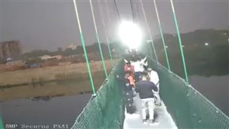 年輕人大字型嗨搖　印度吊橋斷裂瞬間曝光