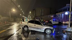 新北,新店,自撞,號誌桿,車禍（圖／翻攝畫面）