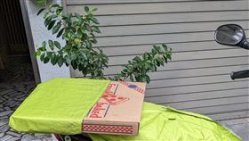 披薩,好市多,神人,雨衣,機車族,外帶https://www.facebook.com/photo/?fbid=10217835285793882&set=g.1260448967306807