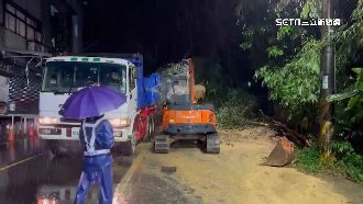 七堵2處大雨邊坡坍方　挖土機急清理道路