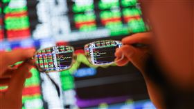 台股跌74.82點（2）共軍4日起在台灣周邊6海域軍演，台北股市4日開低走低，收盤跌74.82點，為14702.2點，跌幅0.51%，成交金額新台幣1954.8億元。中央社記者張新偉攝  111年8月4日