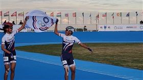 2022全項目滑輪世錦賽競速滑輪500公尺，青女組施沛妤（右一）搶下金牌，林欣妤（左一）帶回銀牌。（圖／中華滑輪溜冰協會提供）中央社記者黃韻如布宜諾斯艾利斯傳真111年10月31日